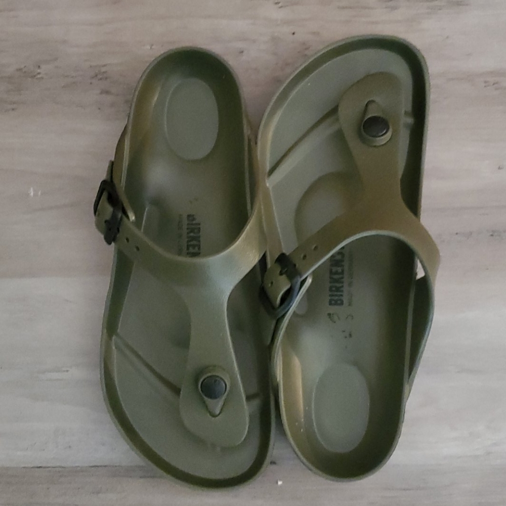 Birkenstock Gizah Essential in Olive